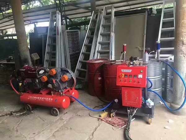 氣動(dòng)噴涂機(圖2) JNJX-III(E)型氣動(dòng)噴涂機水箱保溫施工案例
