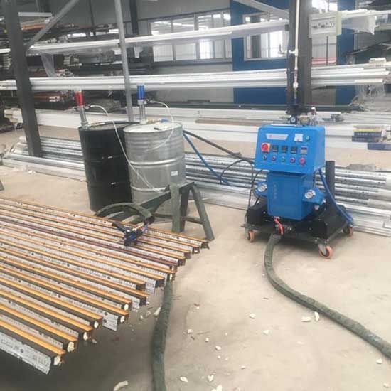 鋁型材澆注發(fā)泡機(圖2) Q2600D定時(shí)定量聚氨酯鋁型材澆注發(fā)泡機